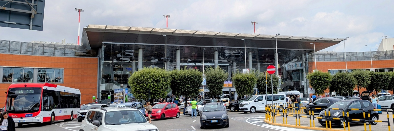 Cum ajungi de la aeroportul din Napoli în oraș?