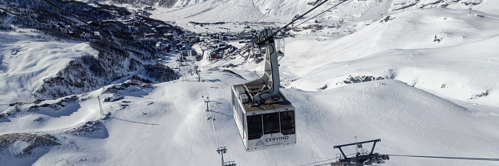 La schi în Cervinia, pe masivul Matterhorn