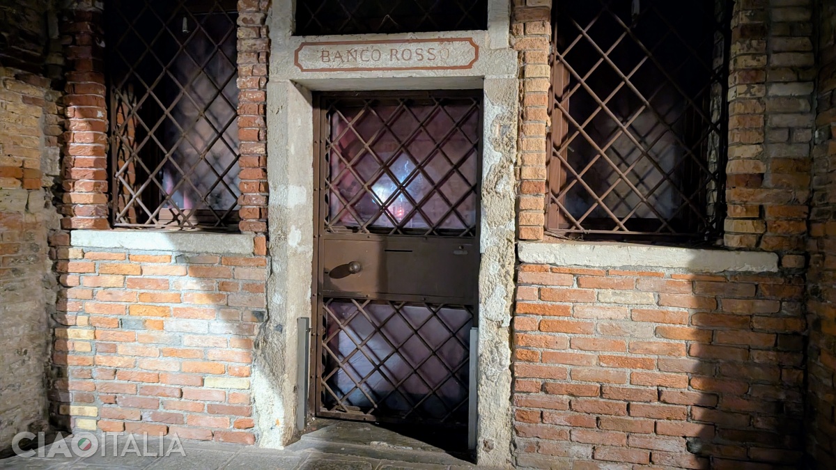 Fosta casă de amanet "Banco rosso"