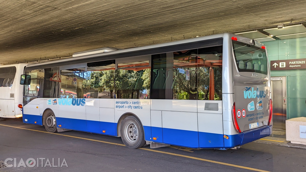 Autobuzul Volabus în fața Aeroportului din Genova