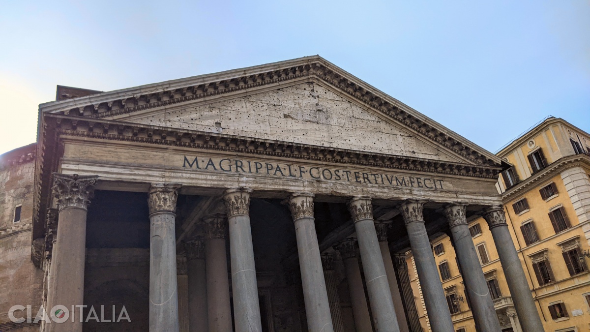 Inscripția de pe frontonul Pantheonului îl menționează pe Agrippa.