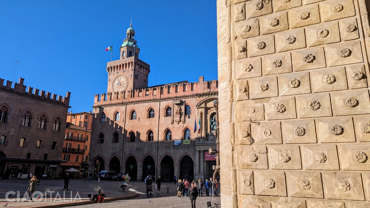 Coloanele dinspre Piazza Maggiore sunt împodobite cu mii plăcuțe decorative diferite una de alta.