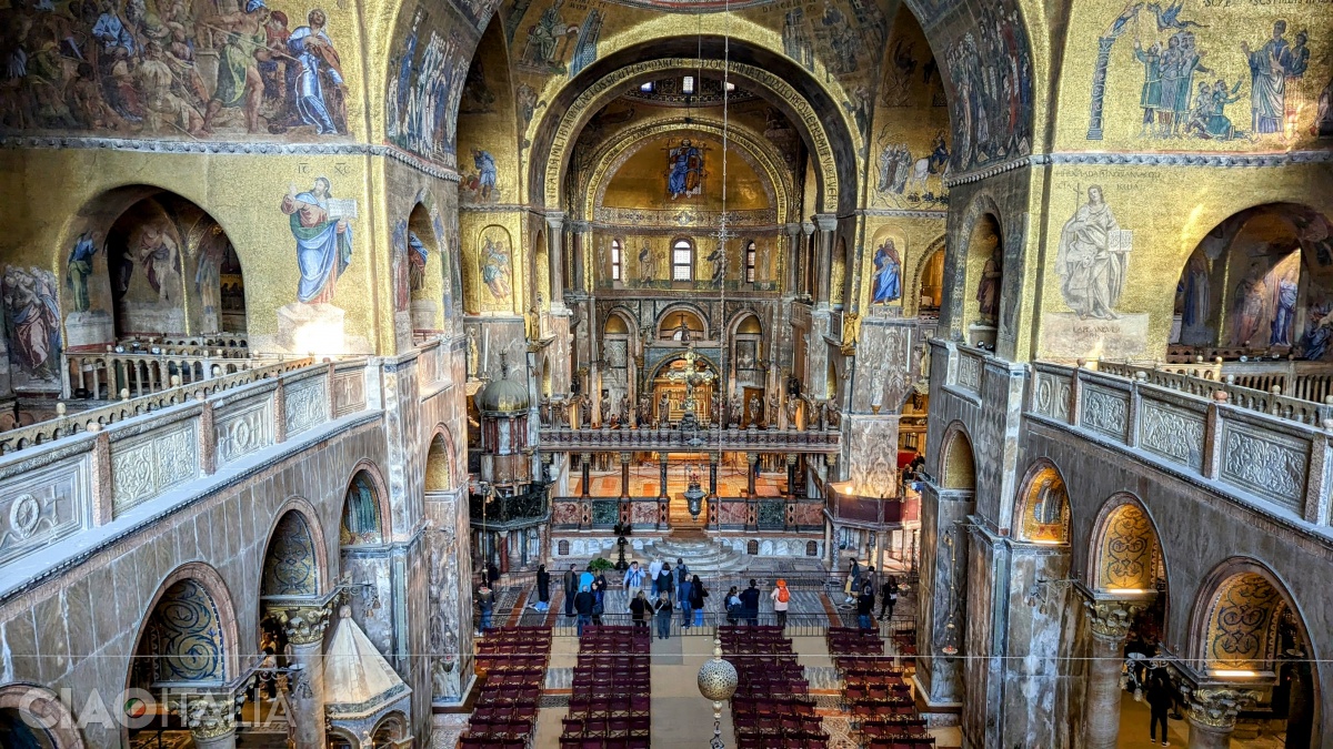 Interiorul bisericii văzut de sus, din Muzeul San Marco