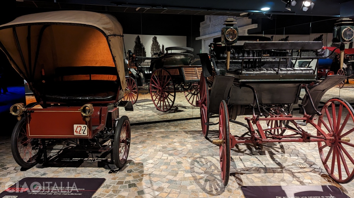În stânga - automobil construit de Bernardi (1896), iar în partea dreaptă - prima mașină a lui Karl Benz (1893).