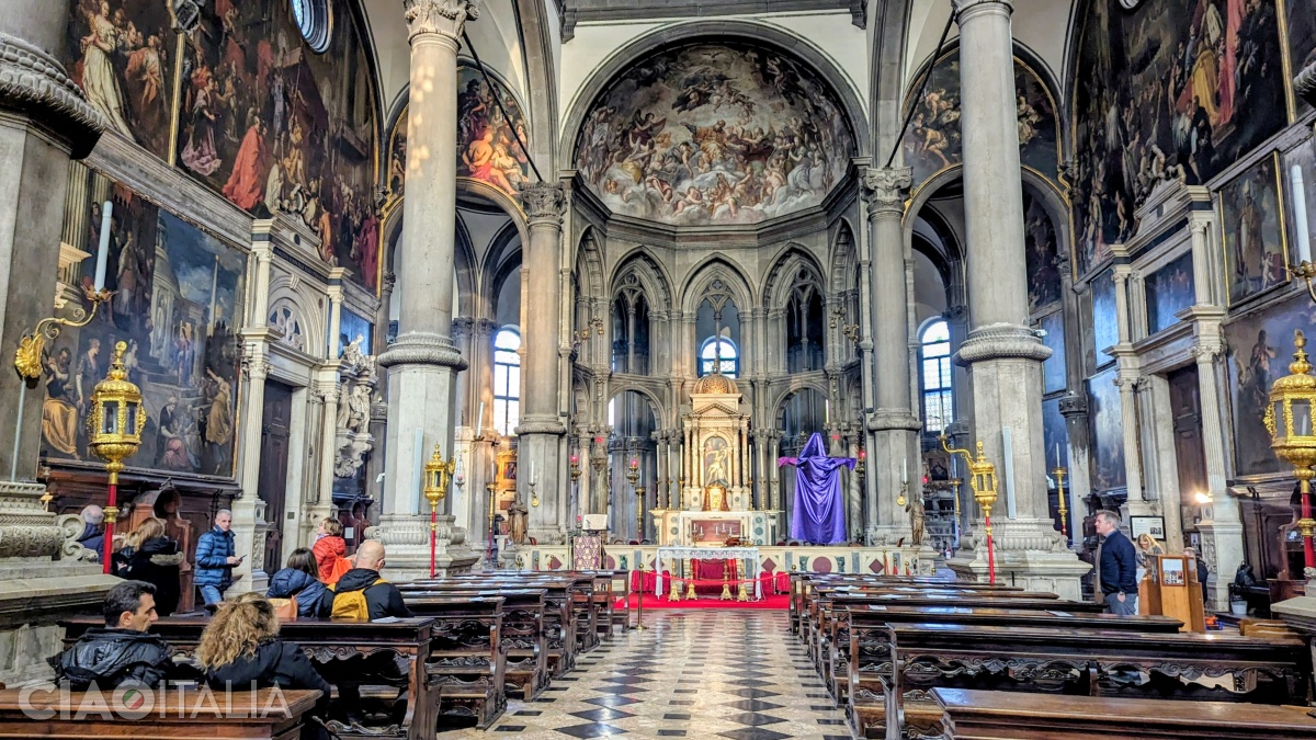 Interiorul este împodobit cu picturi.