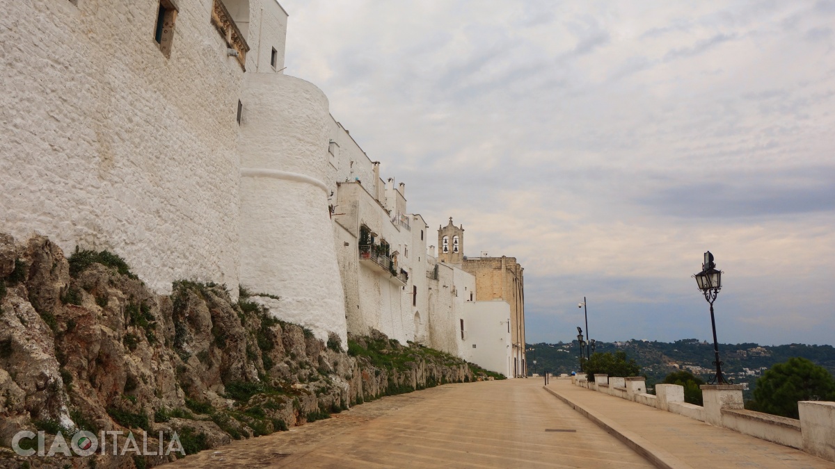 O plimbare de-a lungul zidurilor este unul dintre lucrurile pe care le poți face în Ostuni.