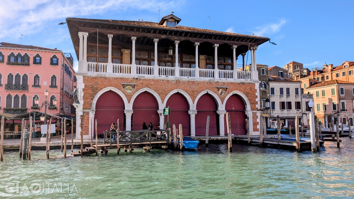 Clădirea pieței de pește a fost construită &icirc;n anul 1907, &icirc;n stil neogotic.