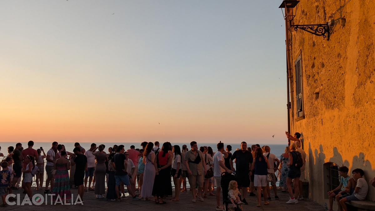 Belvedere Raf Vallone se află la un capăt al Via dell'Indipendenza.