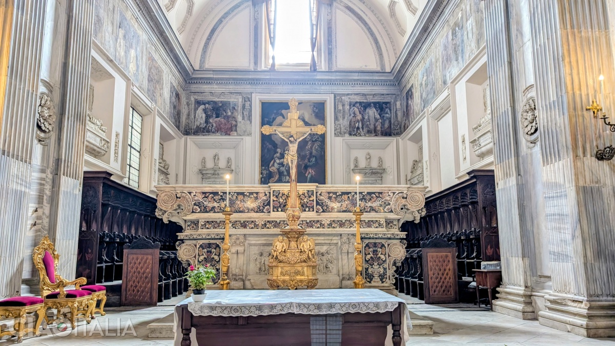 Altarul principal al bisericii Sant'Anna dei Lombardi
