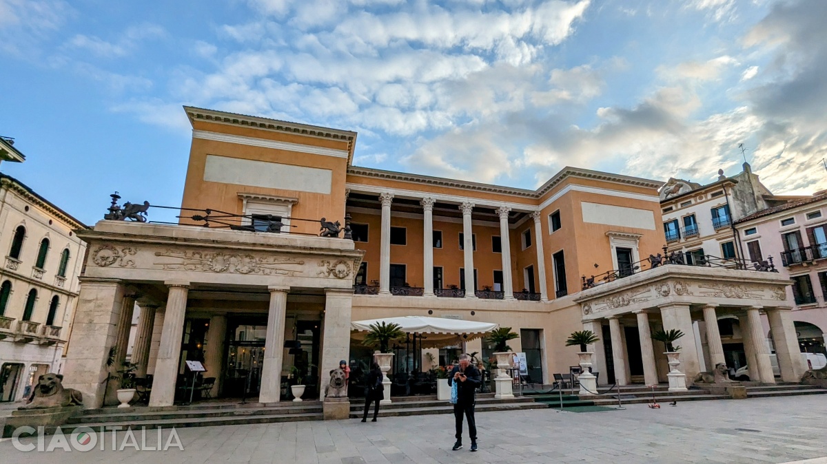 Clădirea Cafenelei Pedrocchi a fost construită în stil neoclasic în anul 1831.