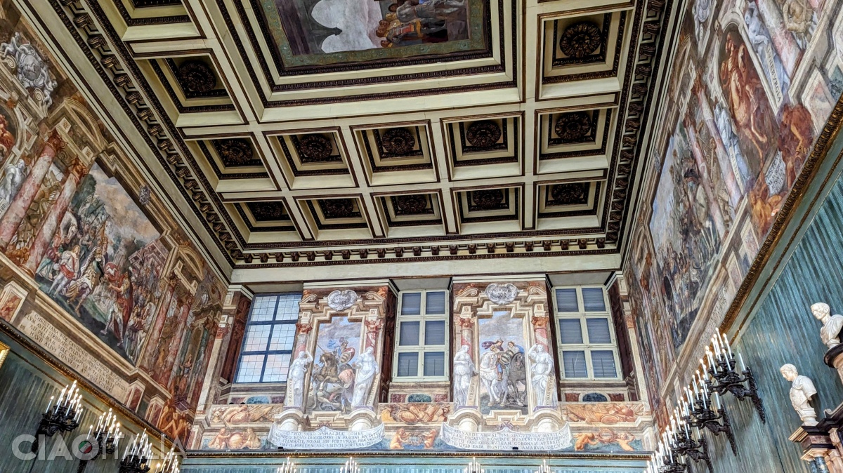 Palatul Regal: Salonul gărzilor elvețiene
