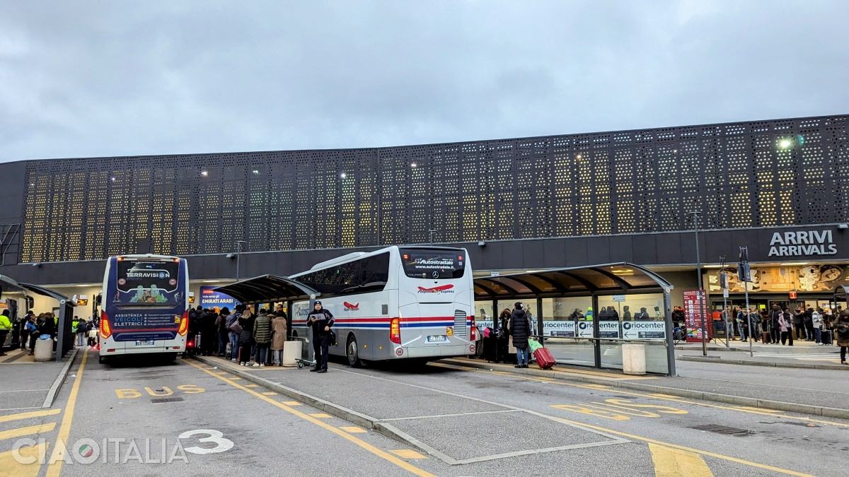 Stația de shuttle bus se află în fața terminalului (cum ieși, în dreapta).