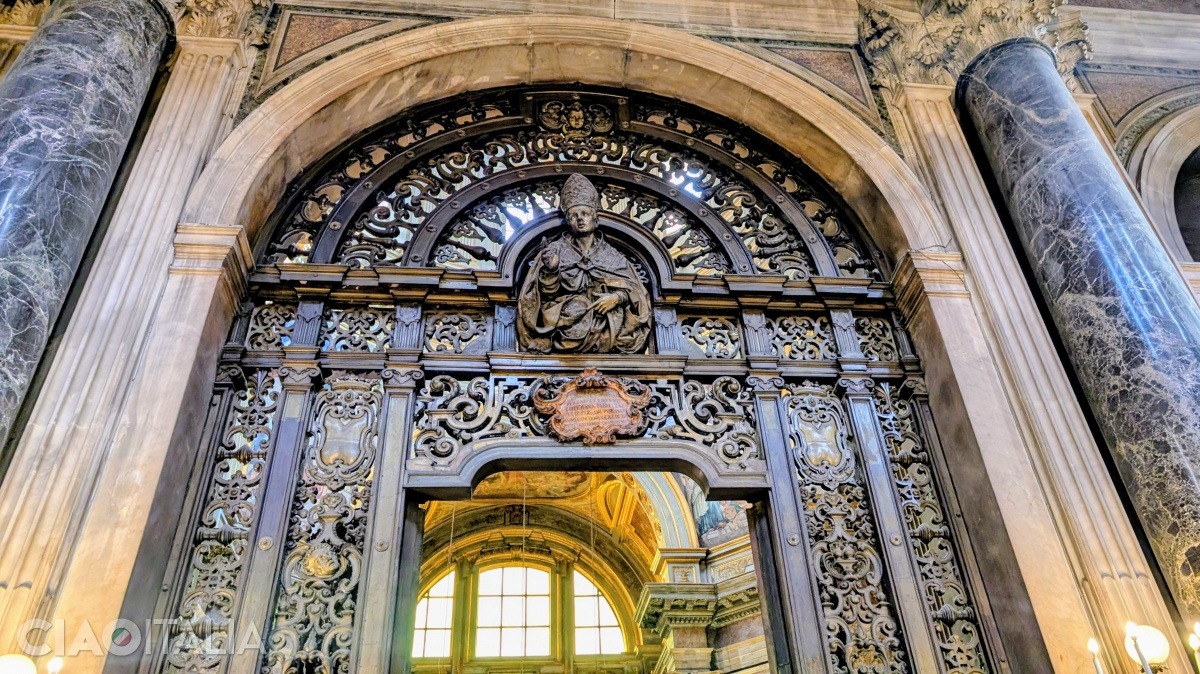 Poarta monumentală, realizată de arhitectul Cosimo Fanzago, are în partea superioară bustul lui San Gennaro.