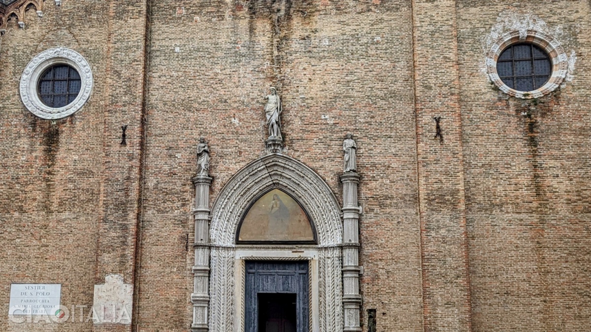 Portalul este împodobit cu trei statui, iar rozetele laterale indică poziția în biserică a capelelor omonime.