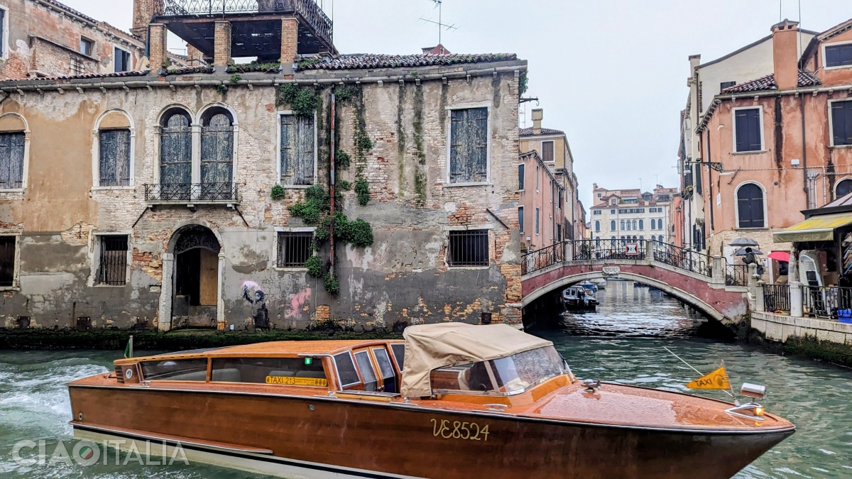 O altă variantă de a ajunge de la Aeroportul Marco Polo în Veneția este să iei un taxi pe apă.