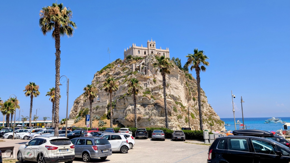 Treptele către Biserica Santa Maria dell'Isola încep din parcarea de la bază.
