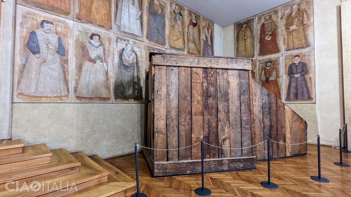 Sala celor 40, cu portretele unor învățați străini faimoși care au studiat în Padova și cu catedra de lemn de la care a predat Galilei.