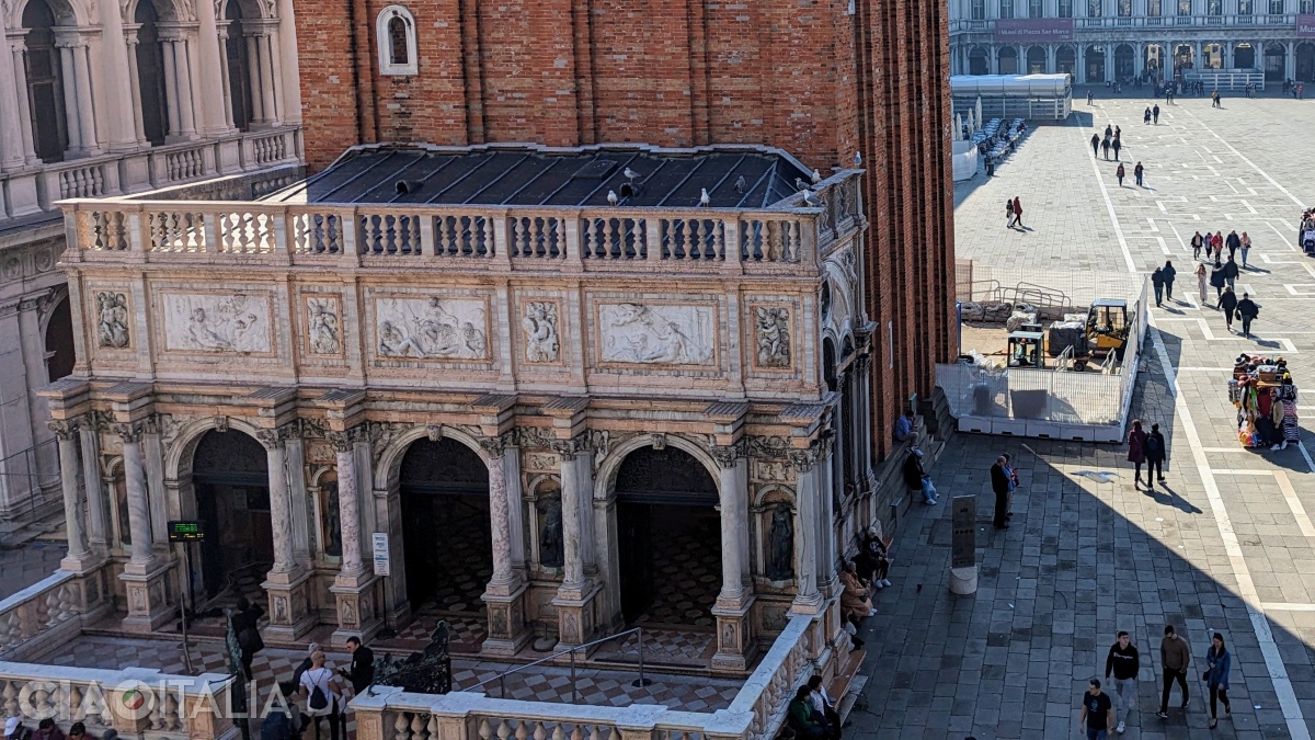 La baza Campanilei San Marco se află Loggia lui Sansovino.