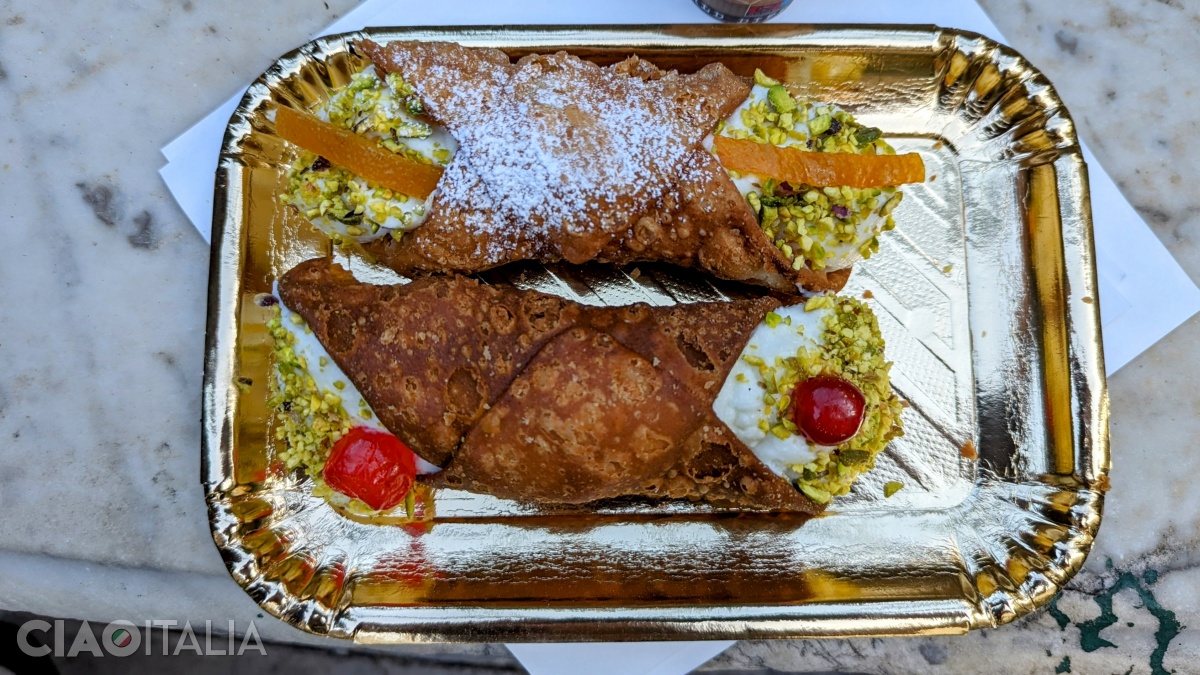 Peste "cannolo" se presară fistic și fructe confiate.