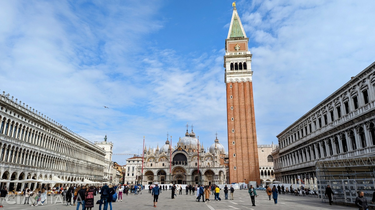 Piața San Marco, cu Bazilica și turnul clopotniță, flancate de clădirile Procuratie.