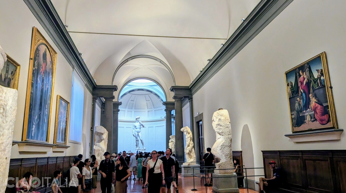 &Icirc;n Galeria Prizonierilor sunt expuse statuile lui Michelangelo.