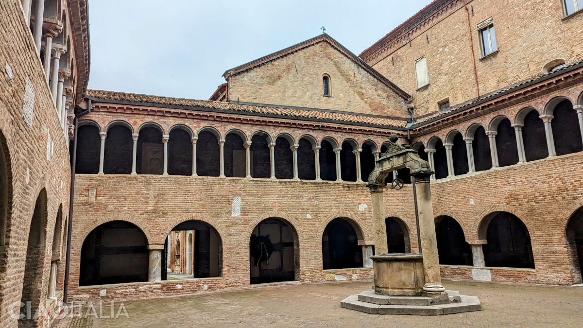 Claustrul medieval, cu coloane în stil romanic