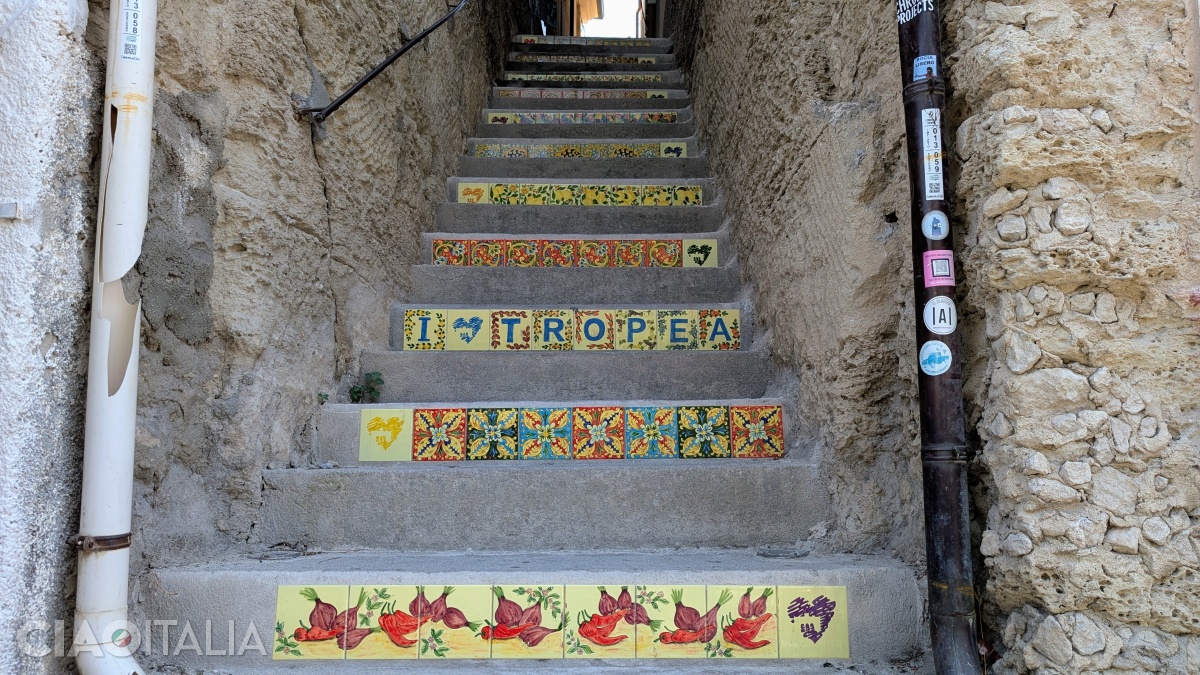 Scara decorată cu plăci din ceramică