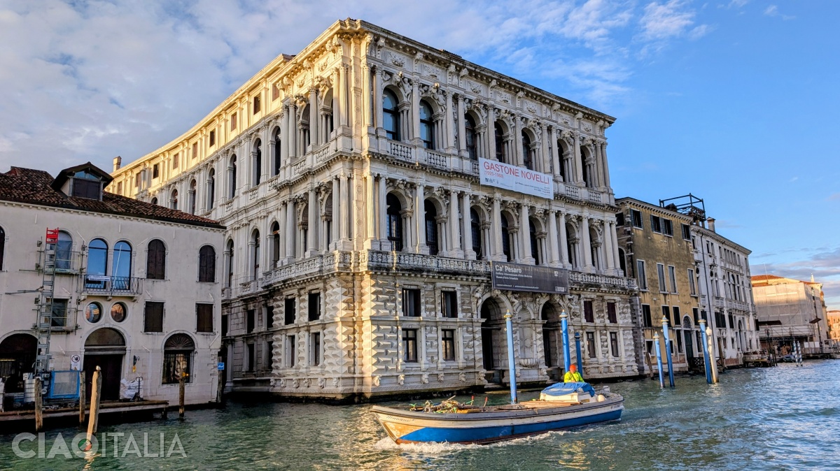 &Icirc;n Ca' Pesaro se află Galeria de Artă Modernă și Muzeul de Artă Orientală.