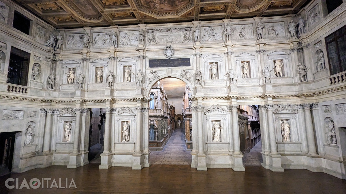 Avanscena este inspirată de arcurile romane de triumf.