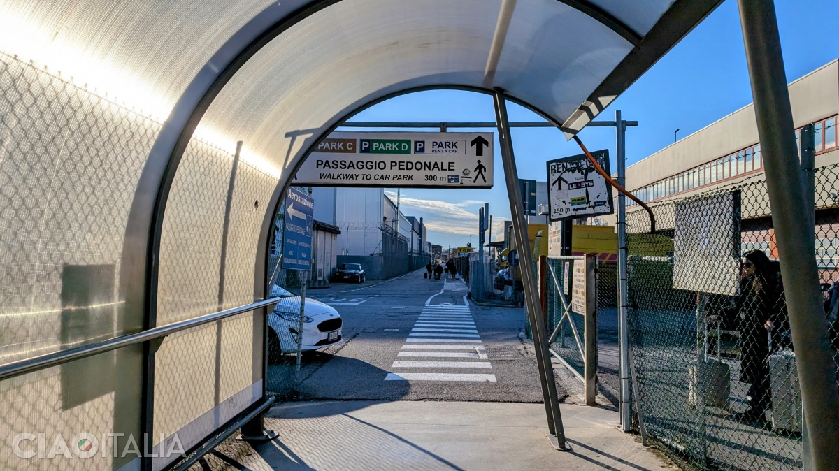 După pasaj, continuă să mergi înainte, pe zona marcată pentru pietoni.
