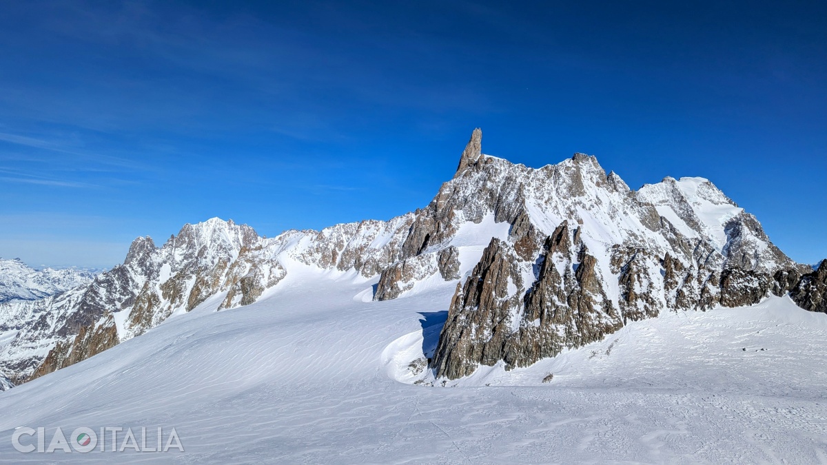 Vârful ascuțit este Dente del Gigante (4013m).