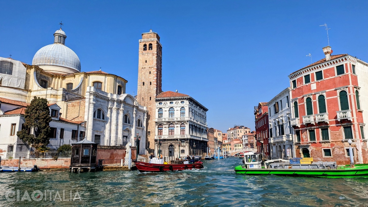 Sanctuarul Santa Lucia și Palazzo Labia (l&acirc;ngă turnul clopotniță)