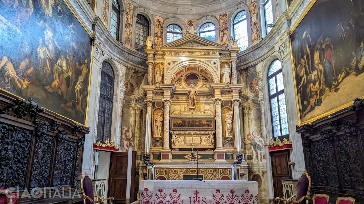 Moaștele Sf. Rocco se află în altarul principal al bisericii.