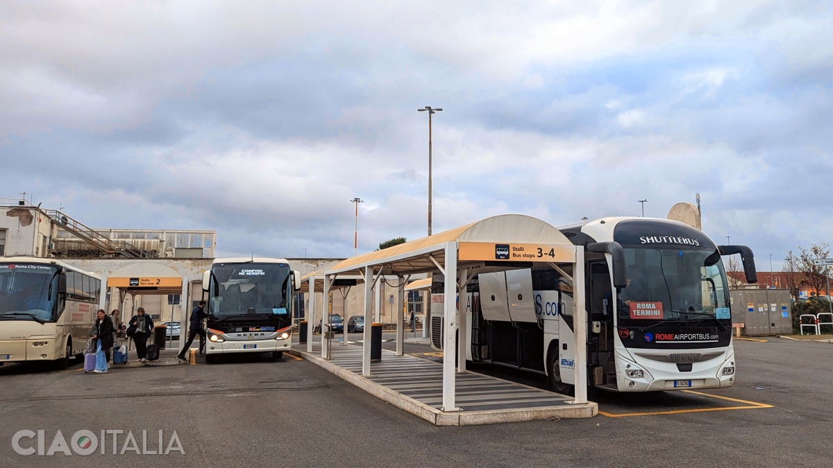 Autocarele tip shuttle bus pleacă din fața terminalului aeroportului Ciampino.