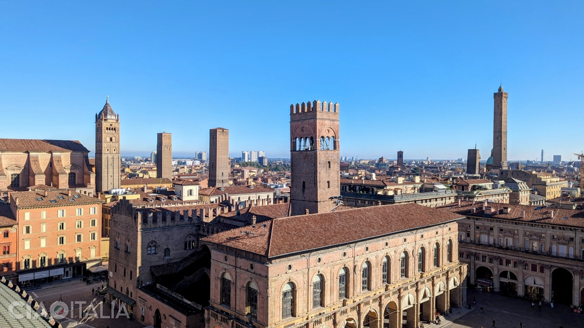 De la stânga la dreapta: turnul catedralei San Pietro, Turnul Prendiparte, Turnul Azzoguidi, Turnul Arengo, Turnul Garisenda și Turnul Asinelli.