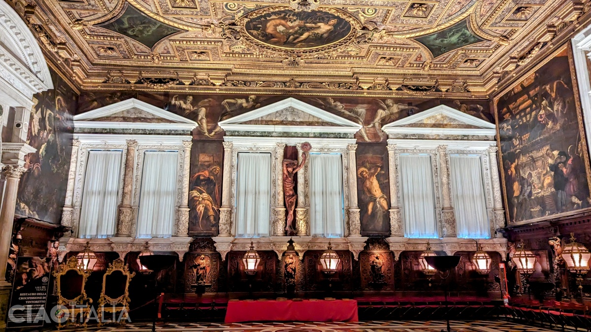 În partea de jos, sub marile pânze ale lui Tintoretto, se găsesc sculpturile din lemn ale lui Francesco Pianta.