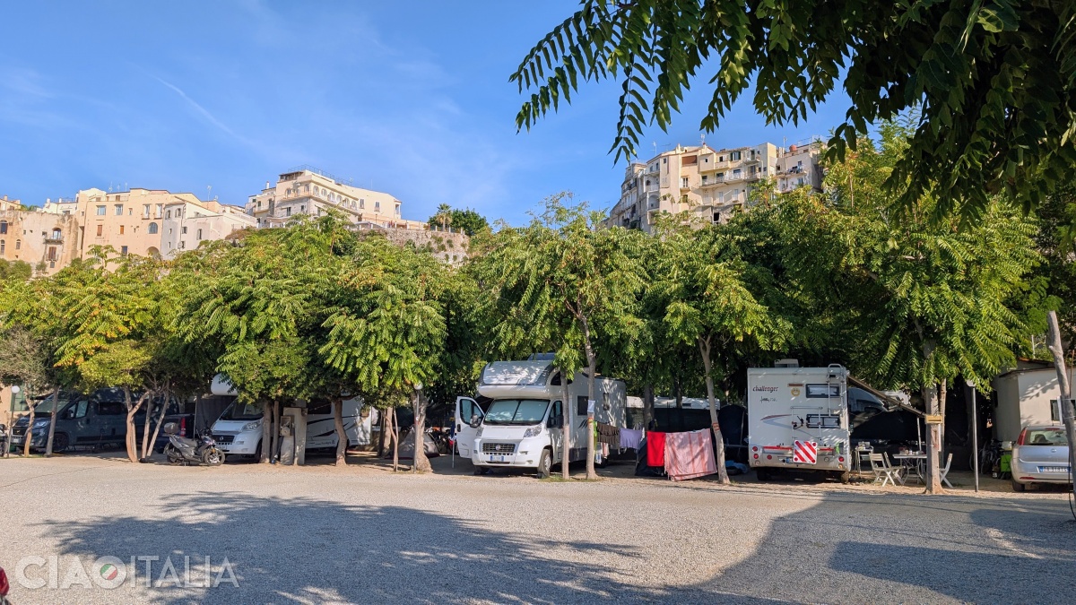 Campingul este utilizat în principal pentru autorulote.