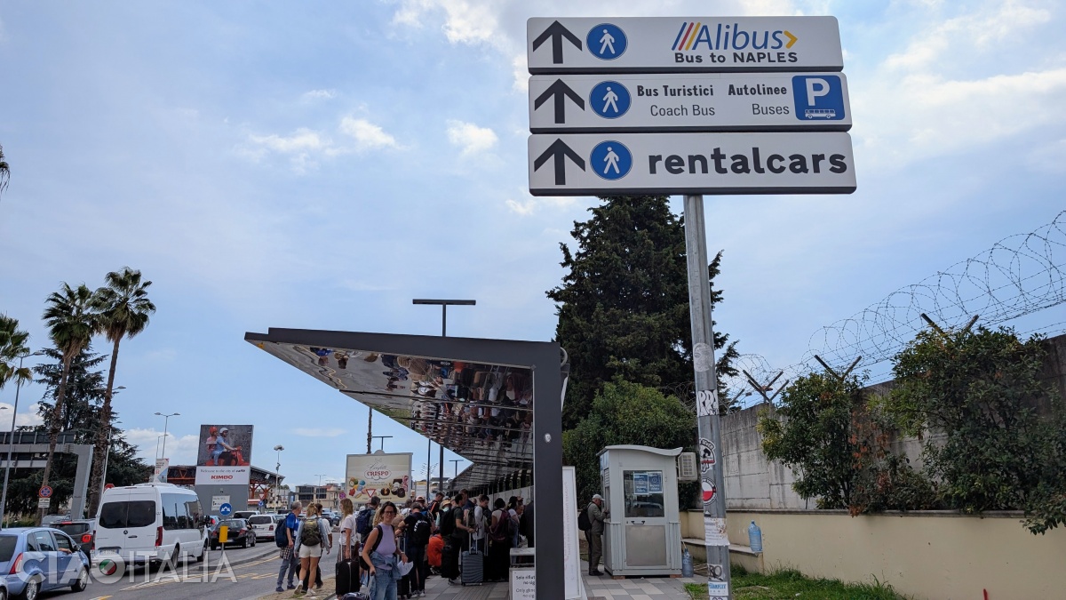 În aeroport există indicatoare către stația Alibus.