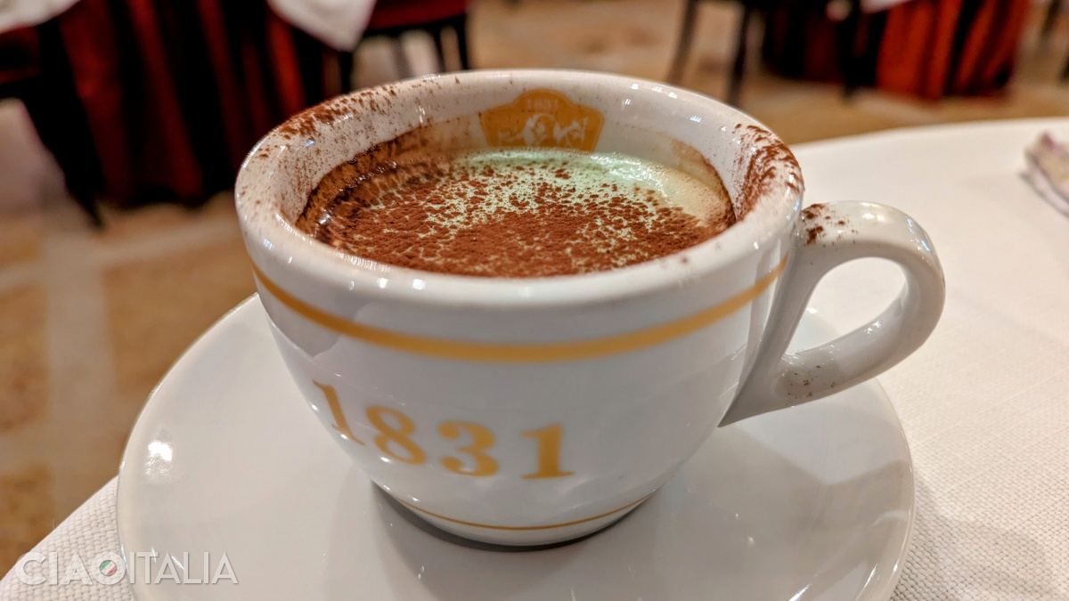 Specialitatea casei la Cafeneaua Pedrocchi: cafea cu cremă de mentă.