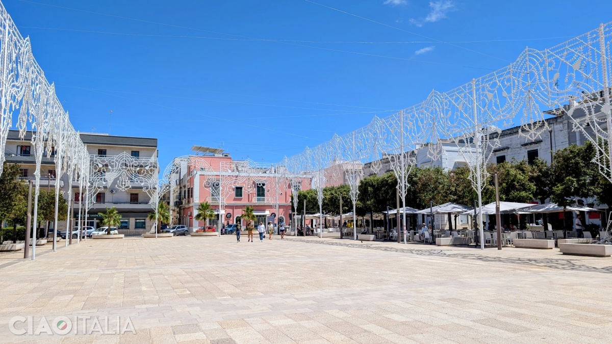 În Piazza Aldo Moro se țin spectacolele și festivalurile din Polignano a Mare.