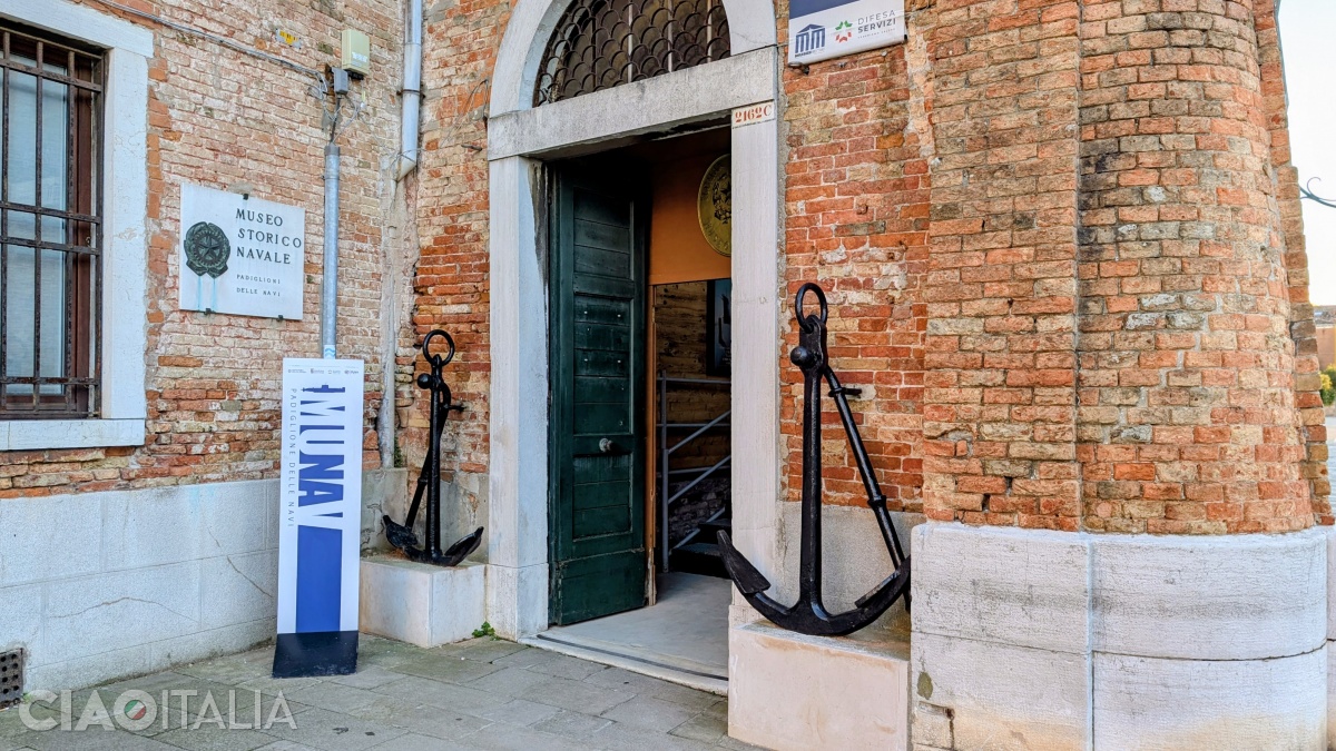 Intrarea &icirc;n Pavilionul Navelor