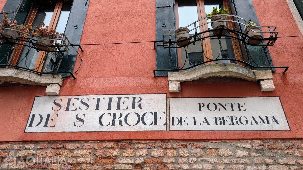 Pe cele două "nizioleti" sunt indicate numele cartierului și al podului.