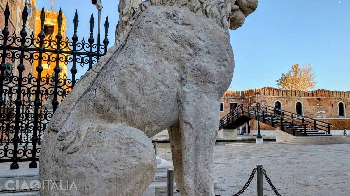 Misterul inscripțiilor de pe statuie a fost descifrat abia la jumătatea sec. al XIX-lea.