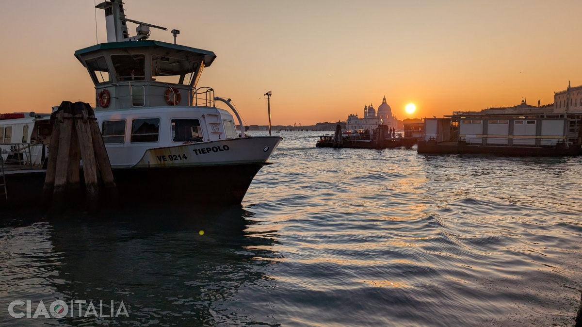 Soarele apunând în spatele Bazilicii Santa Maria della Salute