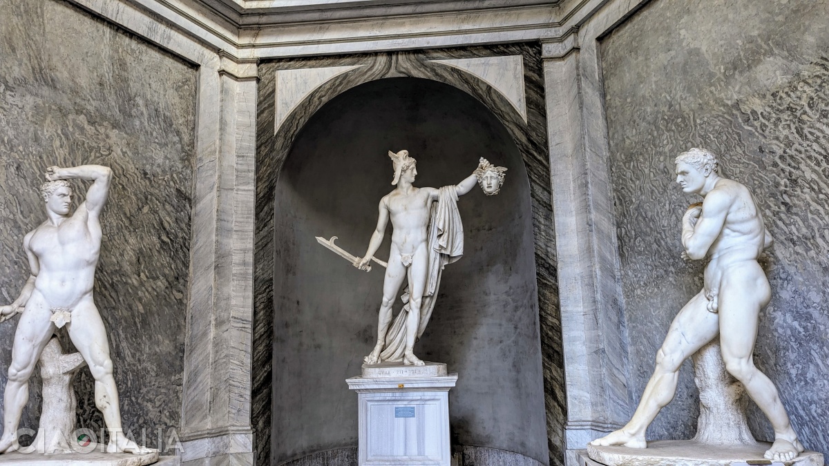 Statuia lui Perseu ținând capul tăiat al Meduzei a fost realizată de marele sculptor Antonio Canova la începutul sec. al XIX-lea.