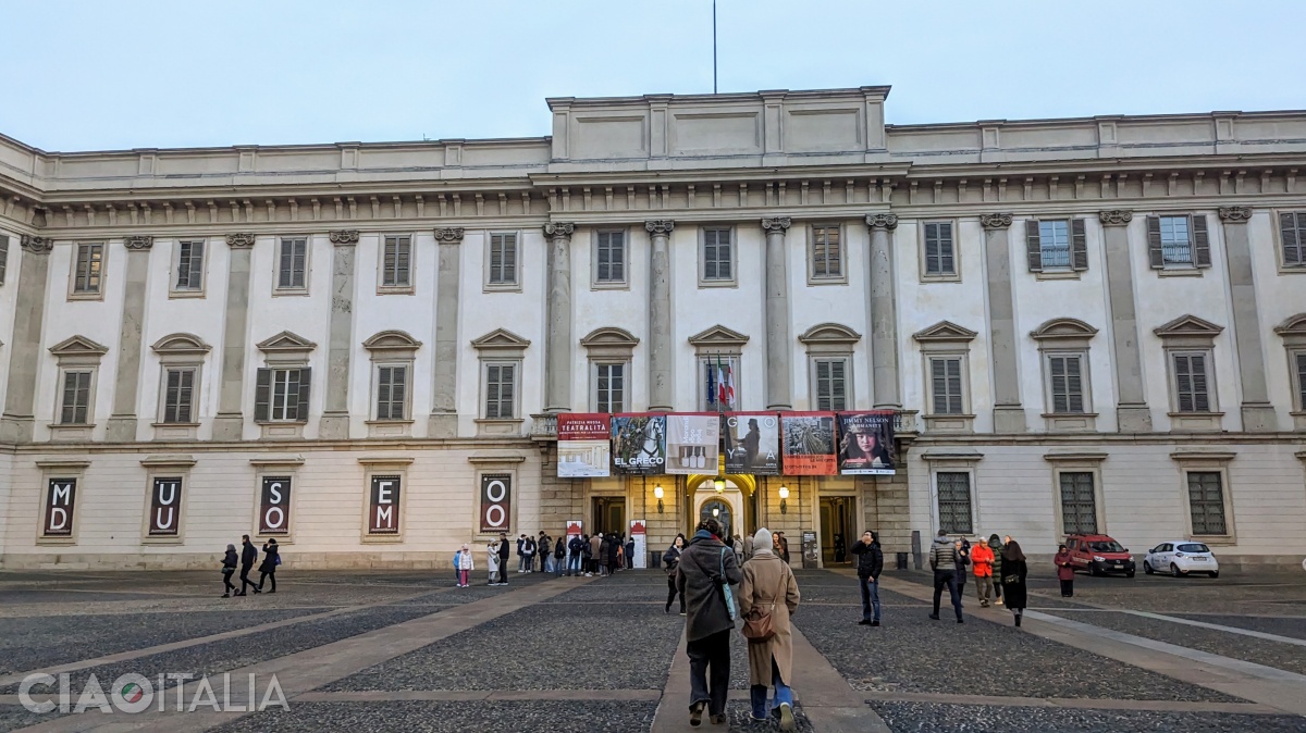 Muzeul Domului se află în Palatul Regal, lângă Dom.