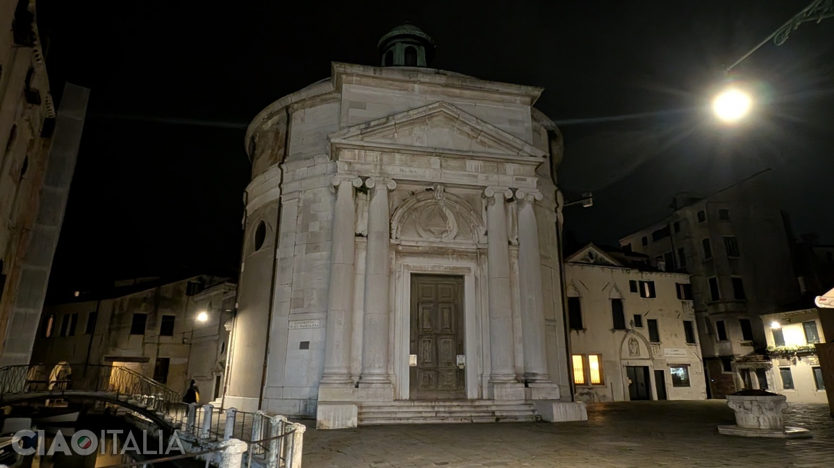 Biserica Maddalena are un plan circular.
