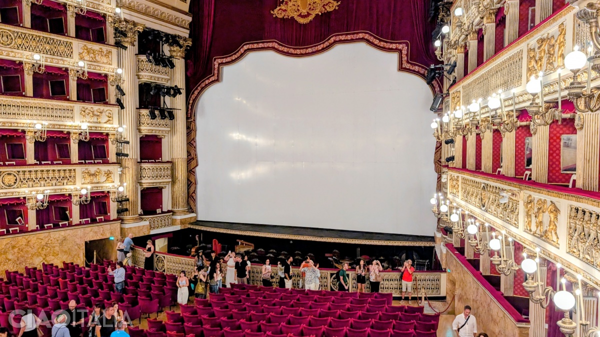 Teatrul San Carlo din Napoli se poate vizita cu tururi ghidate, organizate la anumite ore.
