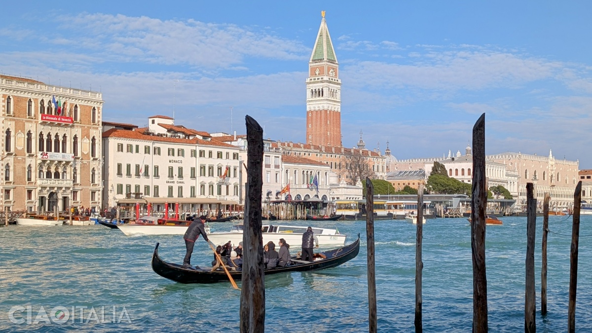 O gondolă "traghetto" traversează Canal Grande, de la Dogana spre San Marco.