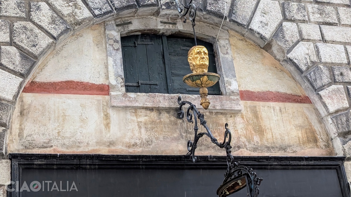 Sub fereastră, se &icirc;ntrevede o inscripție.